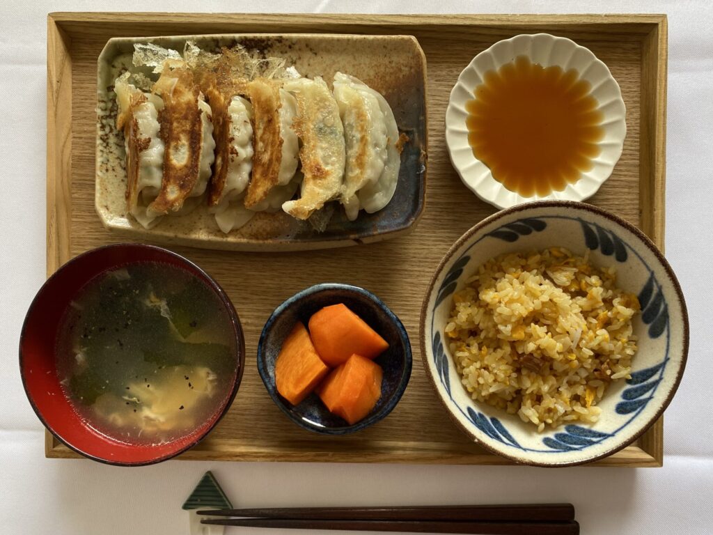 コープきんきの餃子と炒飯を使った夕食