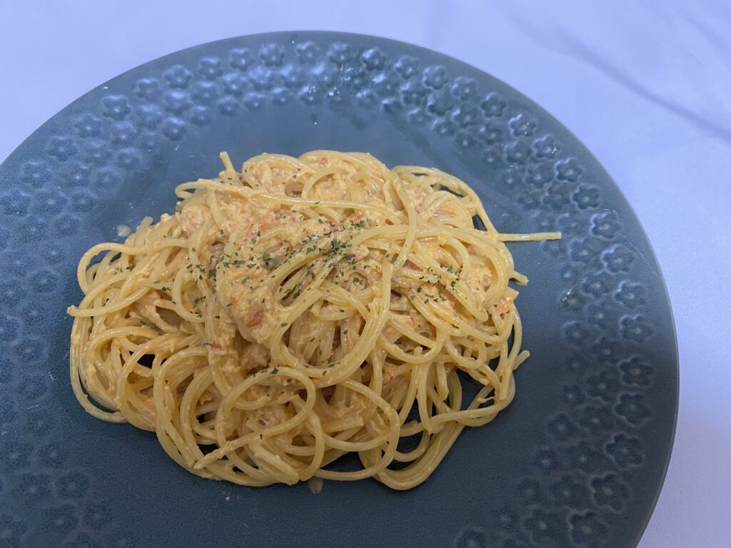 TastyTable FOODのズワイガニとサフランのアメリケーヌソースパスタ完成